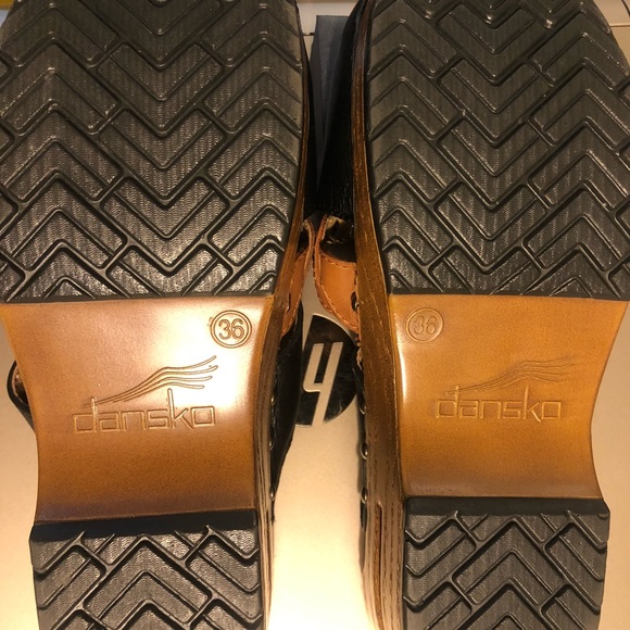 Dansko 'Sherise' Heritage Cutout Clog - Picture 3 of 8